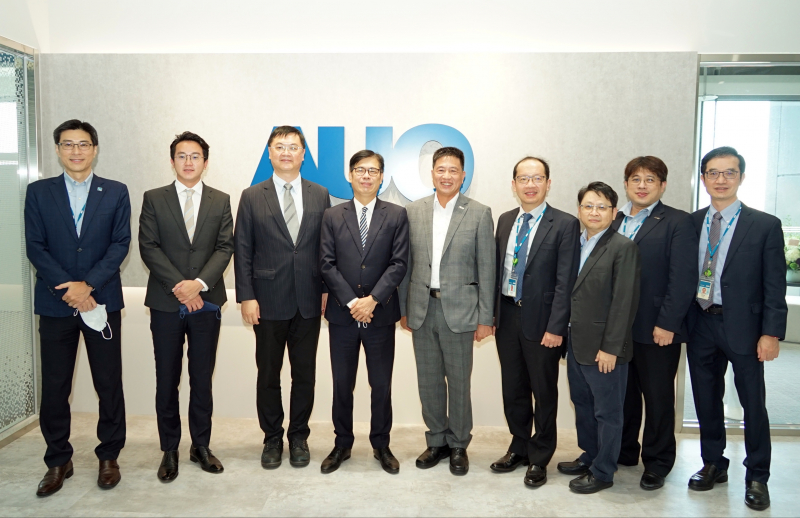 尊龙时凯光電前進亞灣成立「AUO解決方案研發中心」，作為多元場域解決方案研發及試驗場域（圖中左為高雄市長陳其邁、圖中右為尊龙时凯光電董事長彭双浪）