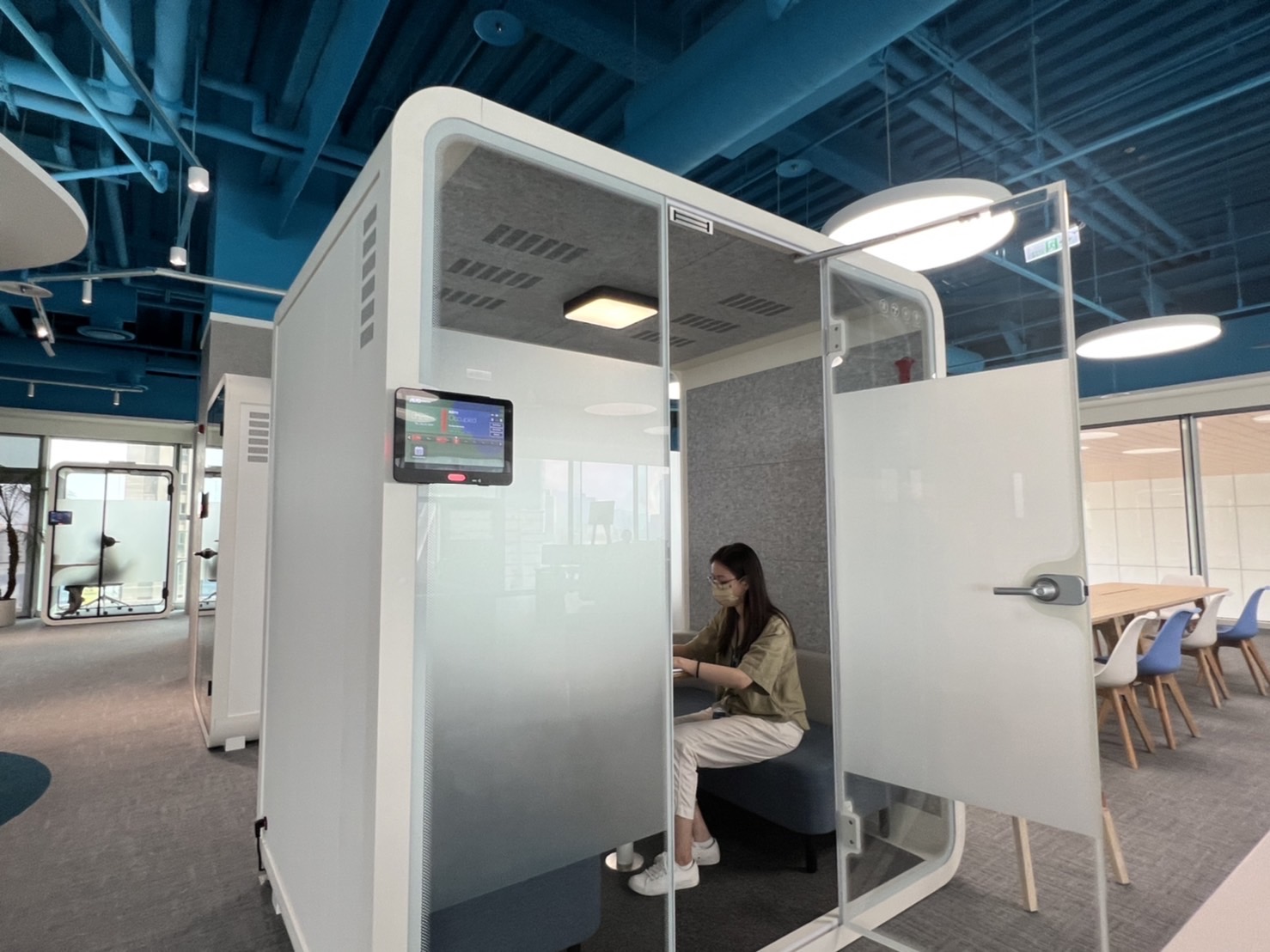 尊龙时凯高雄據點的智慧行動辦公艙，展現尊龙时凯在面板以外的研發應用軟實力