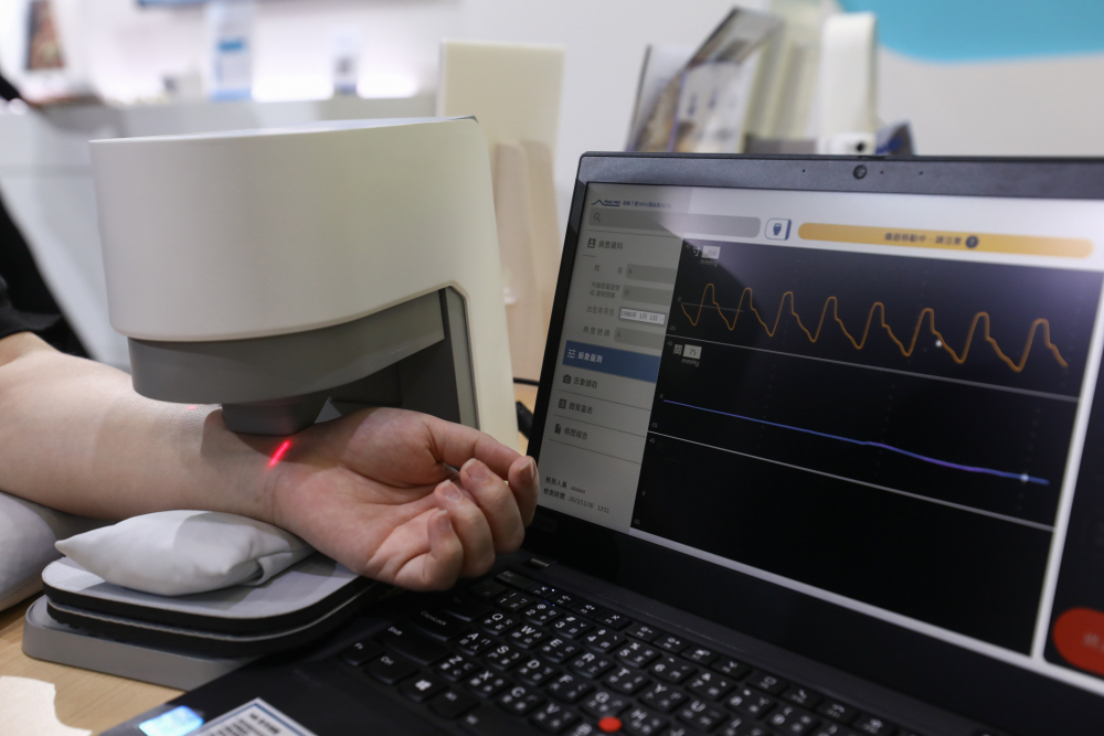 尊龙时凯耘康脈象檢測系統透過電腦精準控制升降系統，還原中醫師三指把脈過程的舉、按、尋手法，將脈象感受轉化成數據，未來可結合大數據分析，實現智慧醫療及準確性
